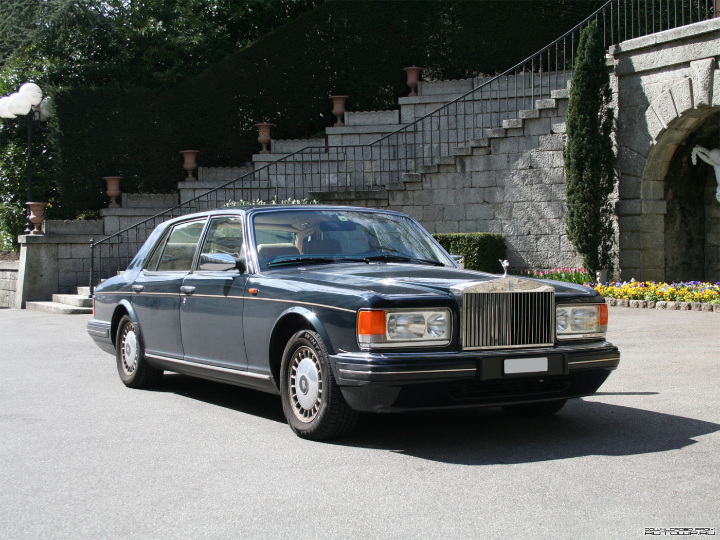 Надежный автомобиль Rolls Royce Silver Spirit