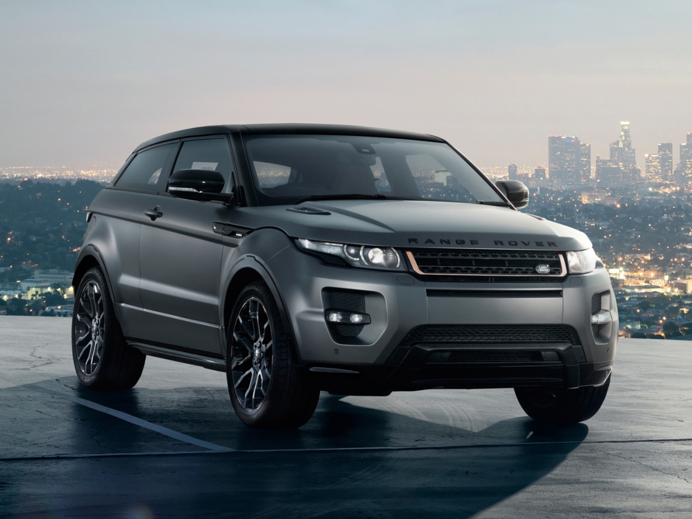 Серебристый лэнд ровер