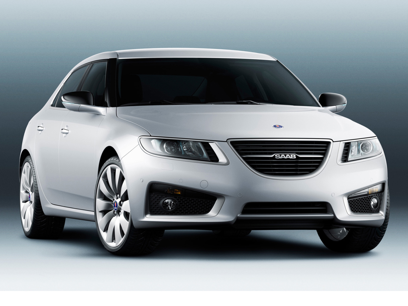 Красивый автомобиль Saab 9-5 в Москве
