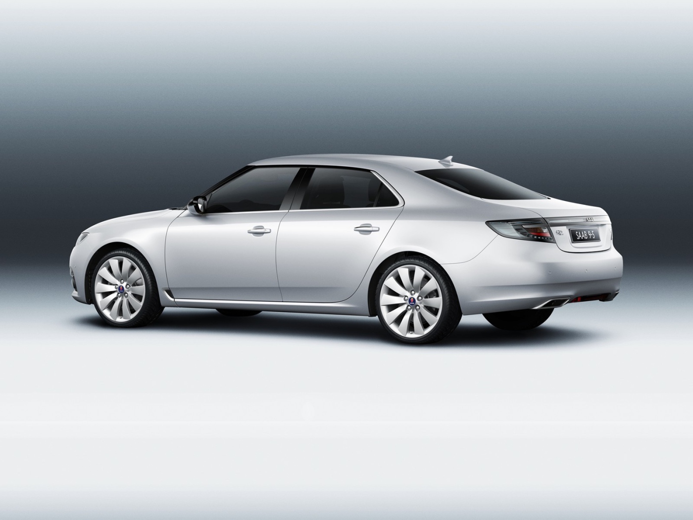  Автомобиль Saab 9-5 на дороге