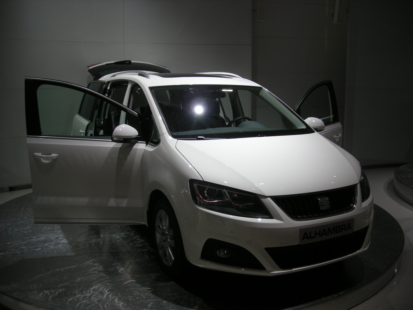 Красивый автомобиль Seat Alhambra