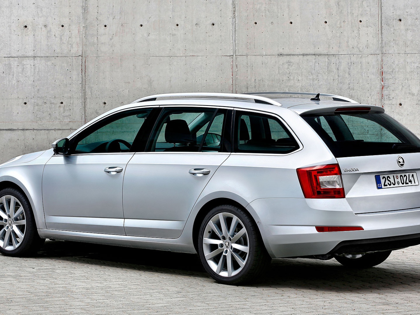 Красивый автомобиль Skoda Octavia Scout 2014 в Москве