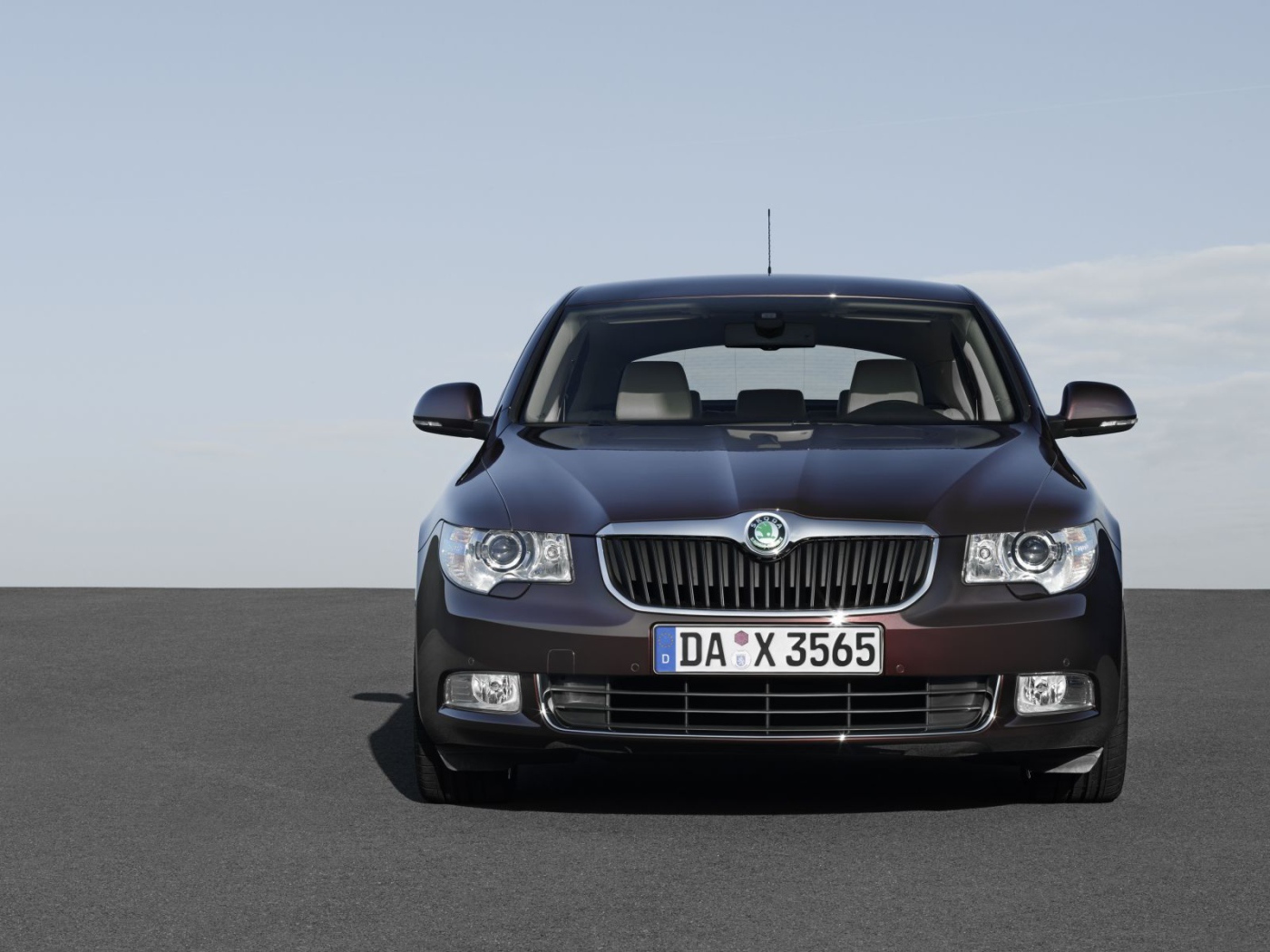 Автомобиль марки Skoda модели SuperB