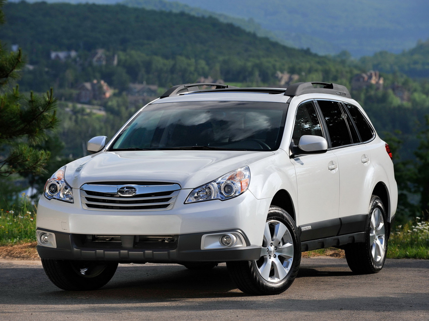 Автомобиль Subaru Outback на дороге