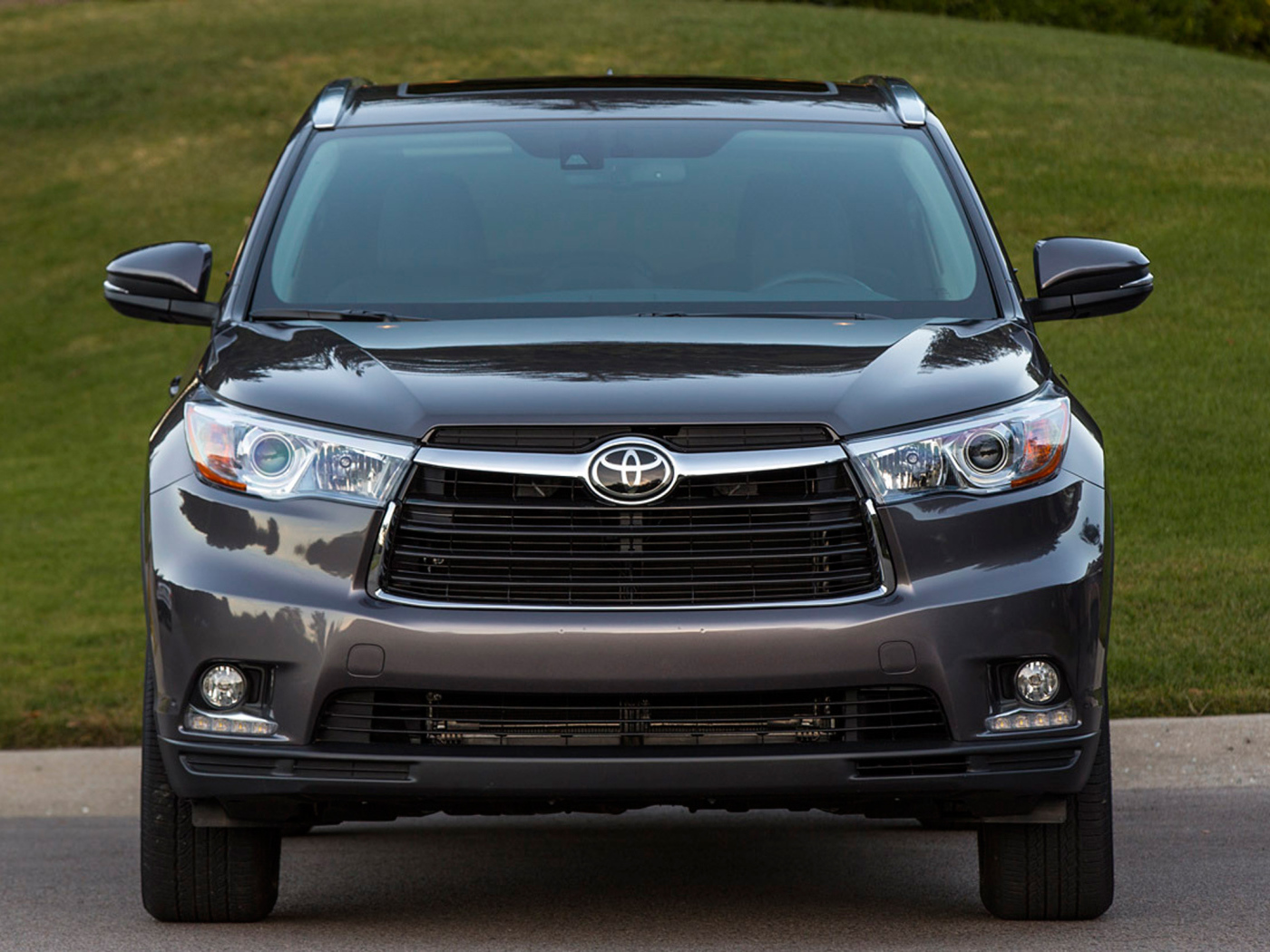 Красивый автомобиль Toyota Highlander 2014 в Москве