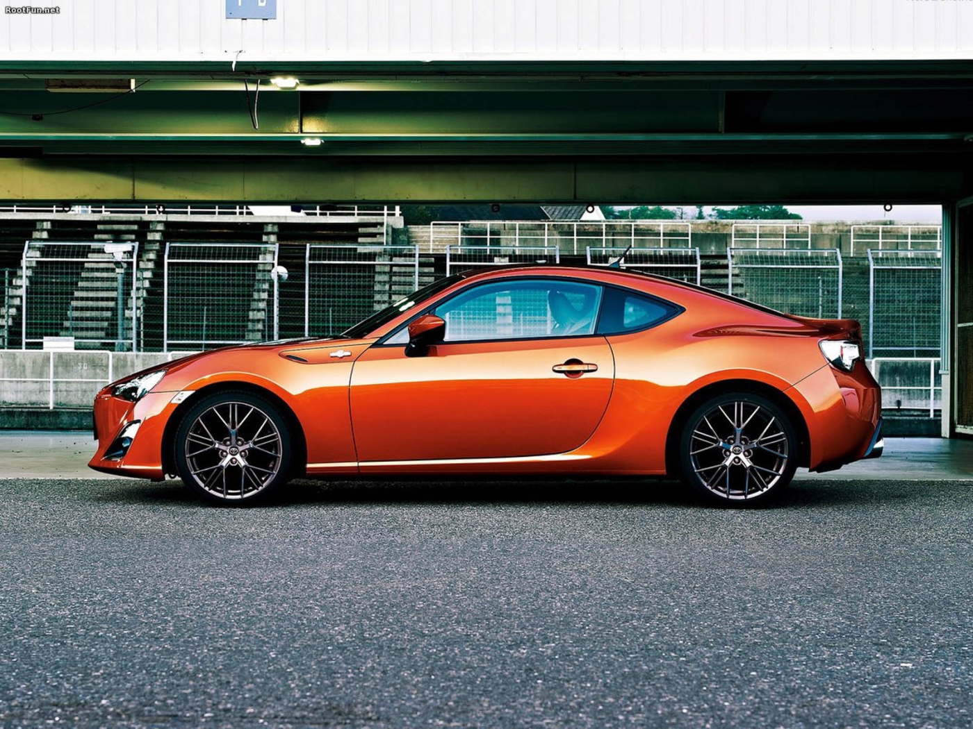 Красивый автомобиль Toyota Avensis 2013