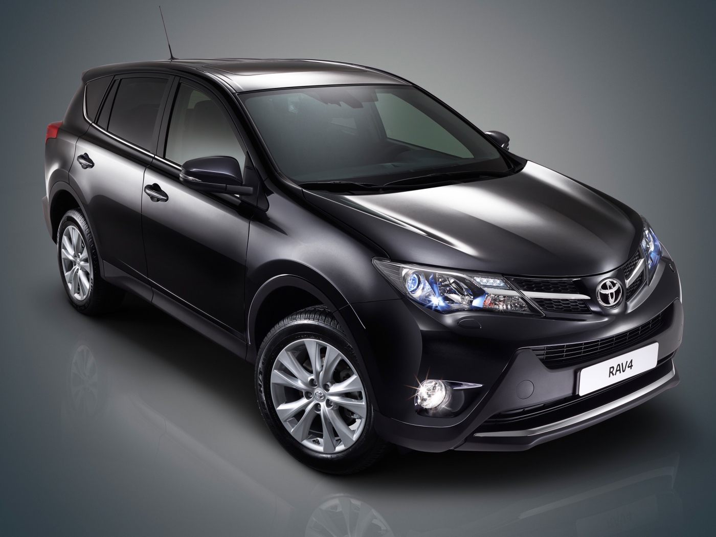 Красивый автомобиль Toyota RAV4