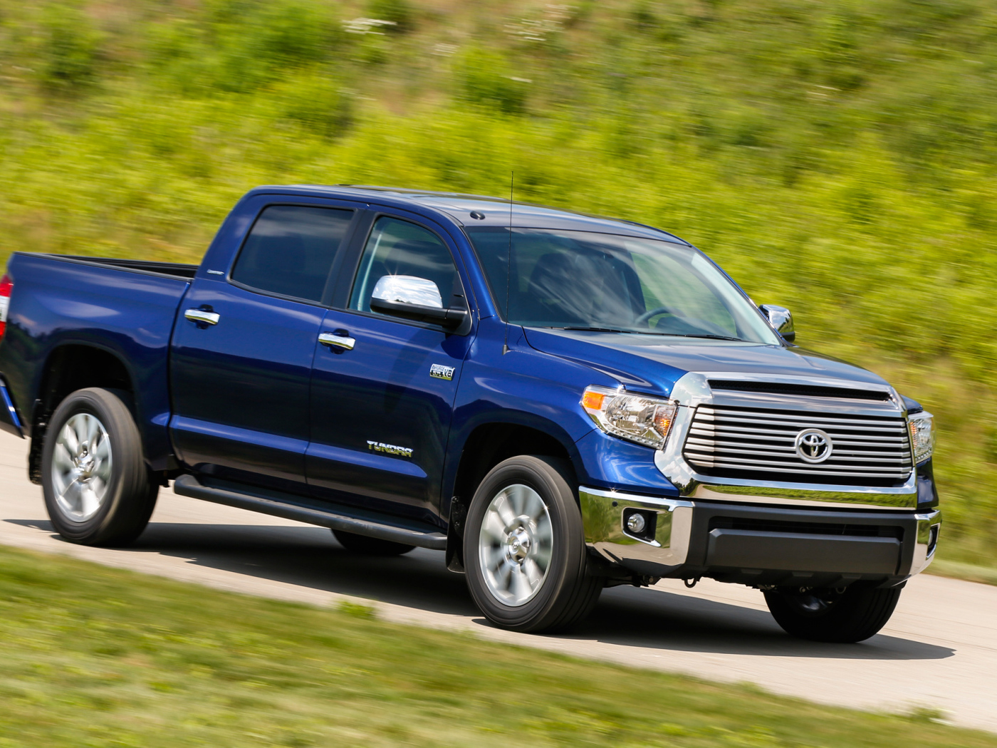Автомобиль Toyota Tundra 2014 на дороге 