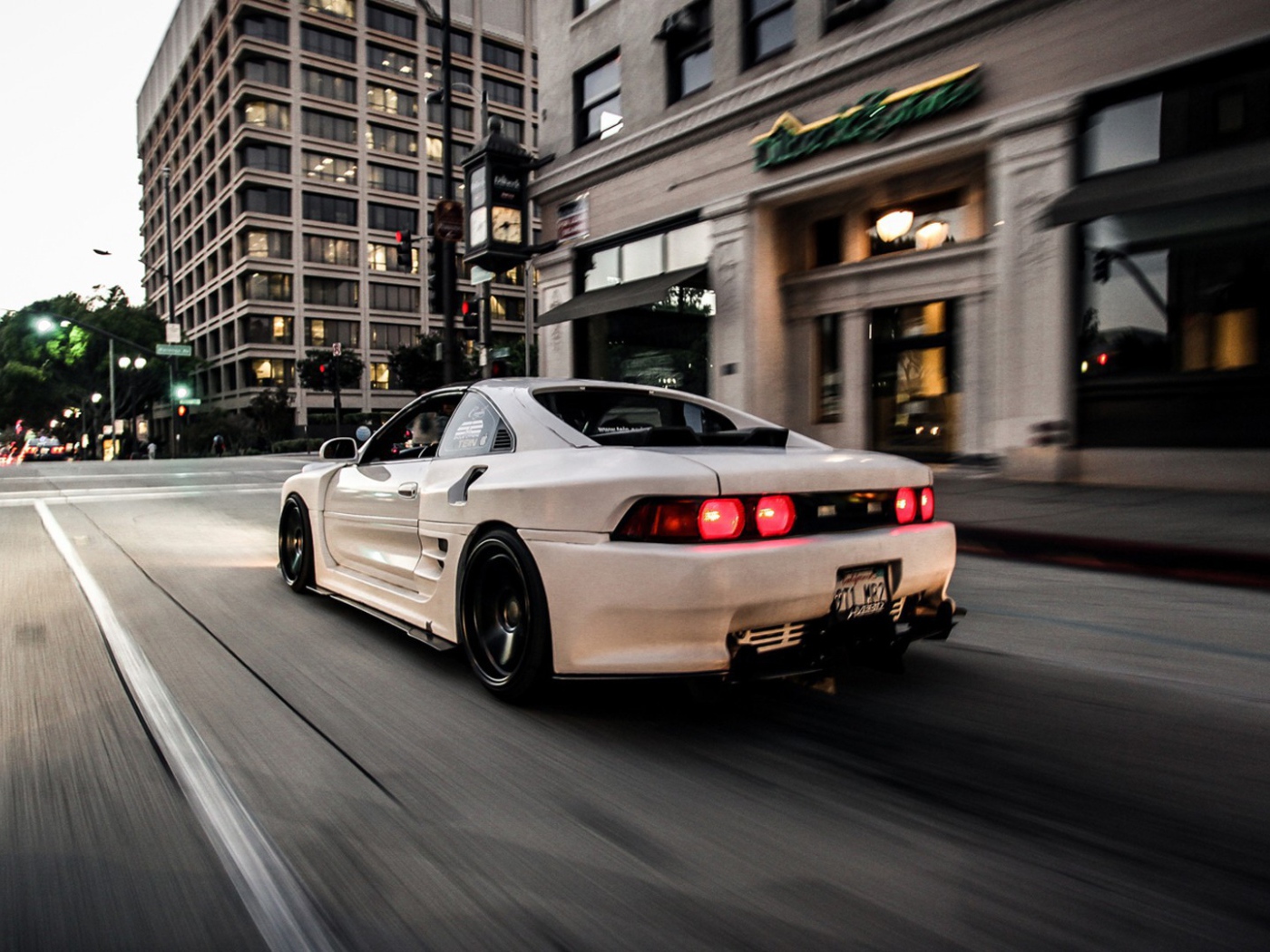 Тойота на улице города