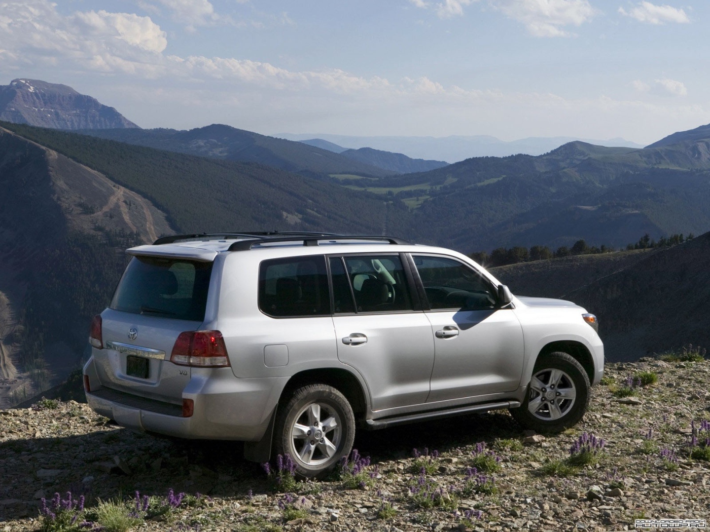 Новая машина Toyota Land Cruiser 200