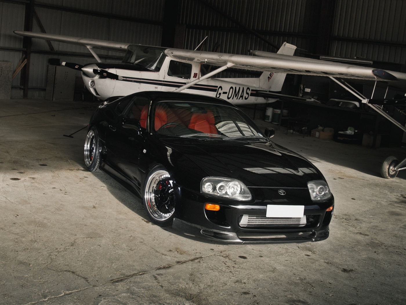 Черная тойота и самолет