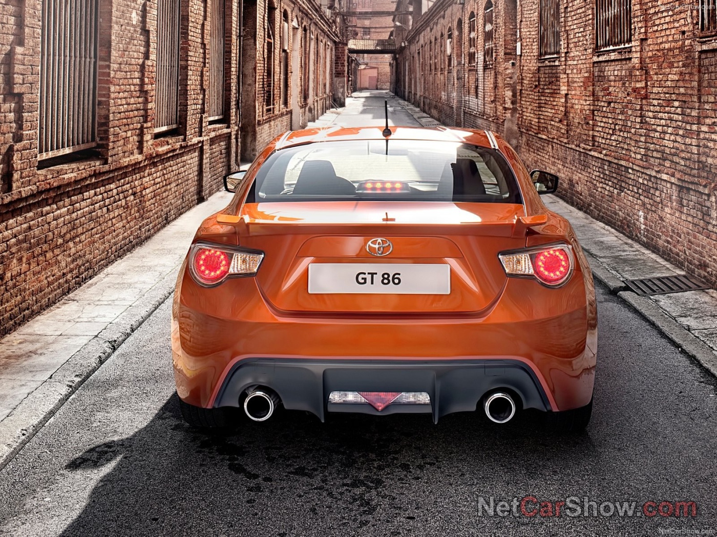 Тойота на узкой улице