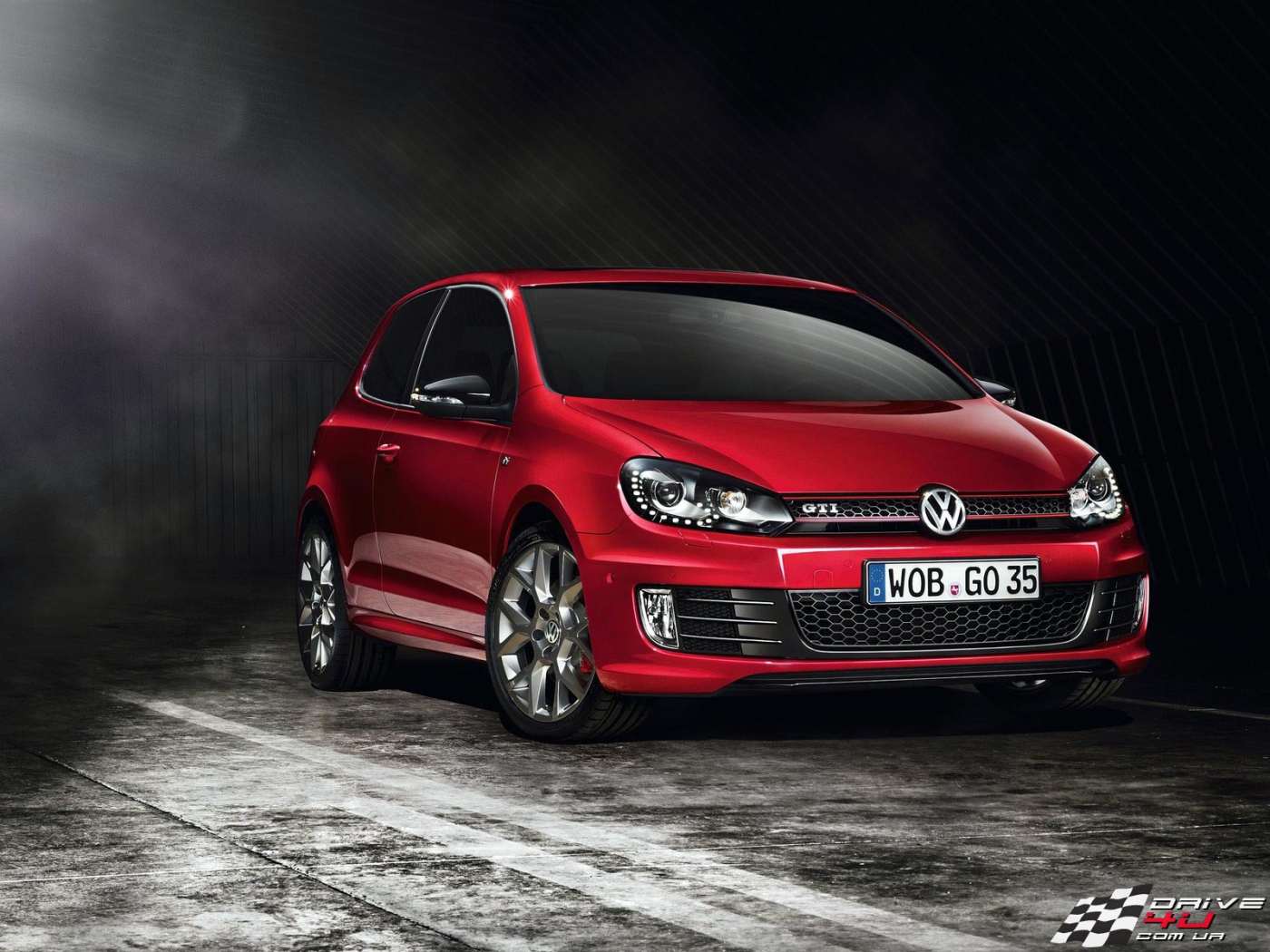 Красивый автомобиль Golf GTI 2014 года в Москве