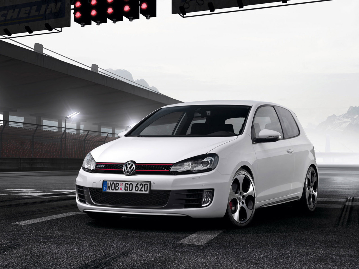 Автомобиль Golf GTI 2014 года на дороге