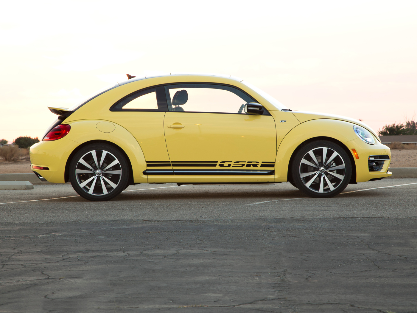 Новая машина Volkswagen Beetle 2014