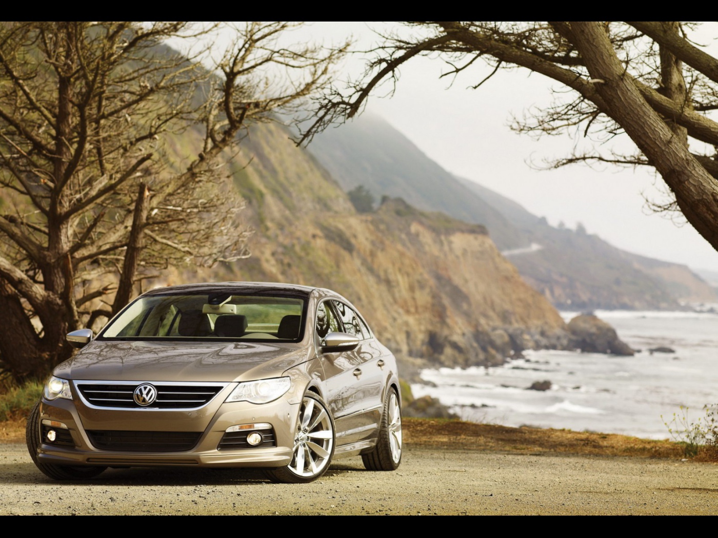 Автомобиль Volkswagen Passat на дороге