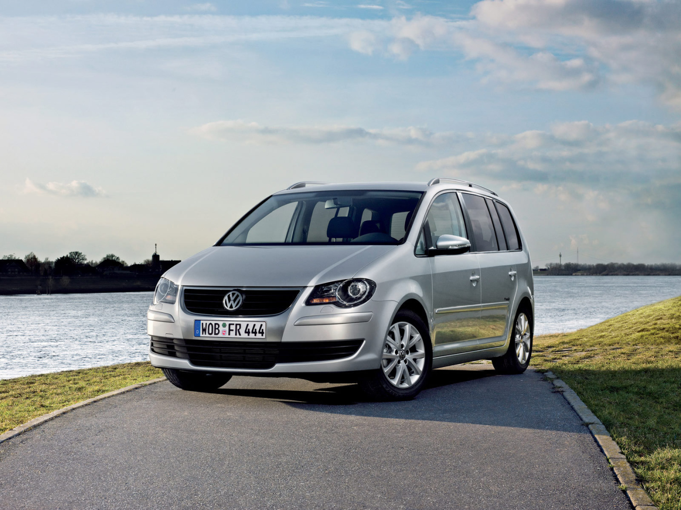Новая машина Volkswagen Touran
