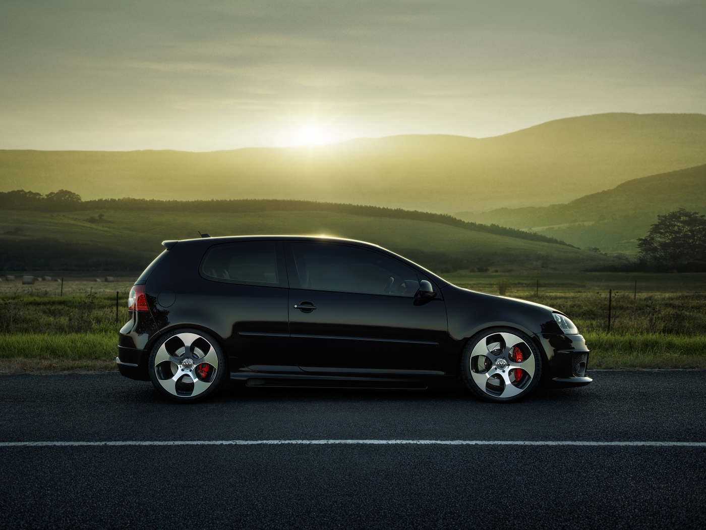 Фольксваген гольф на дороге