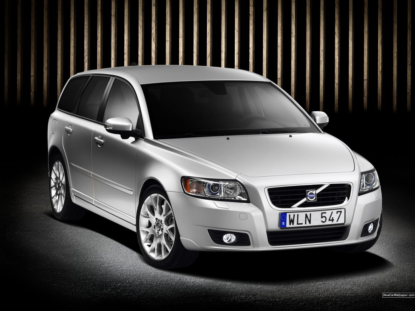  Красивый автомобиль Volvo v50 в Москве