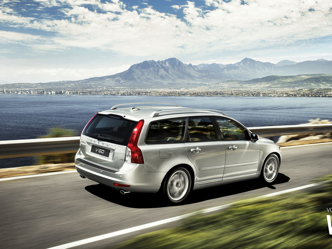  Автомобиль Volvo v50 на дороге