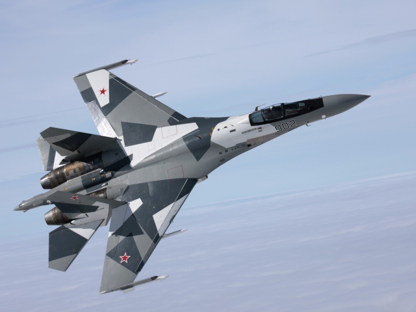 Российский истребитель в небе