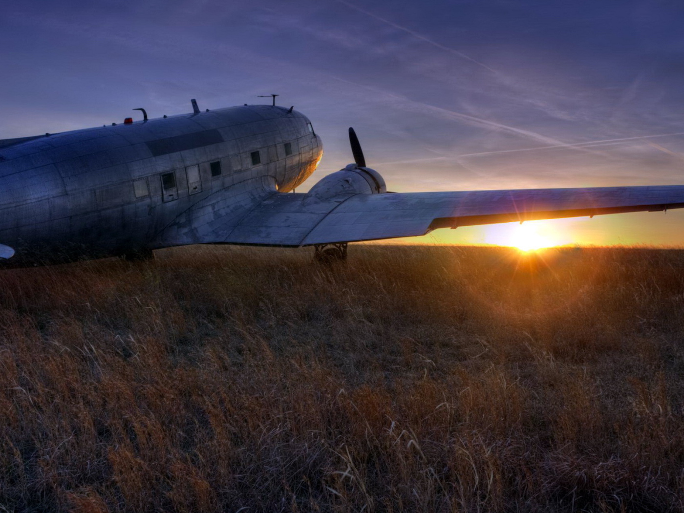 Самолет на поле