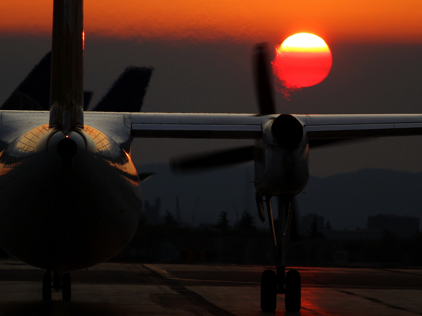 Самолет под луной