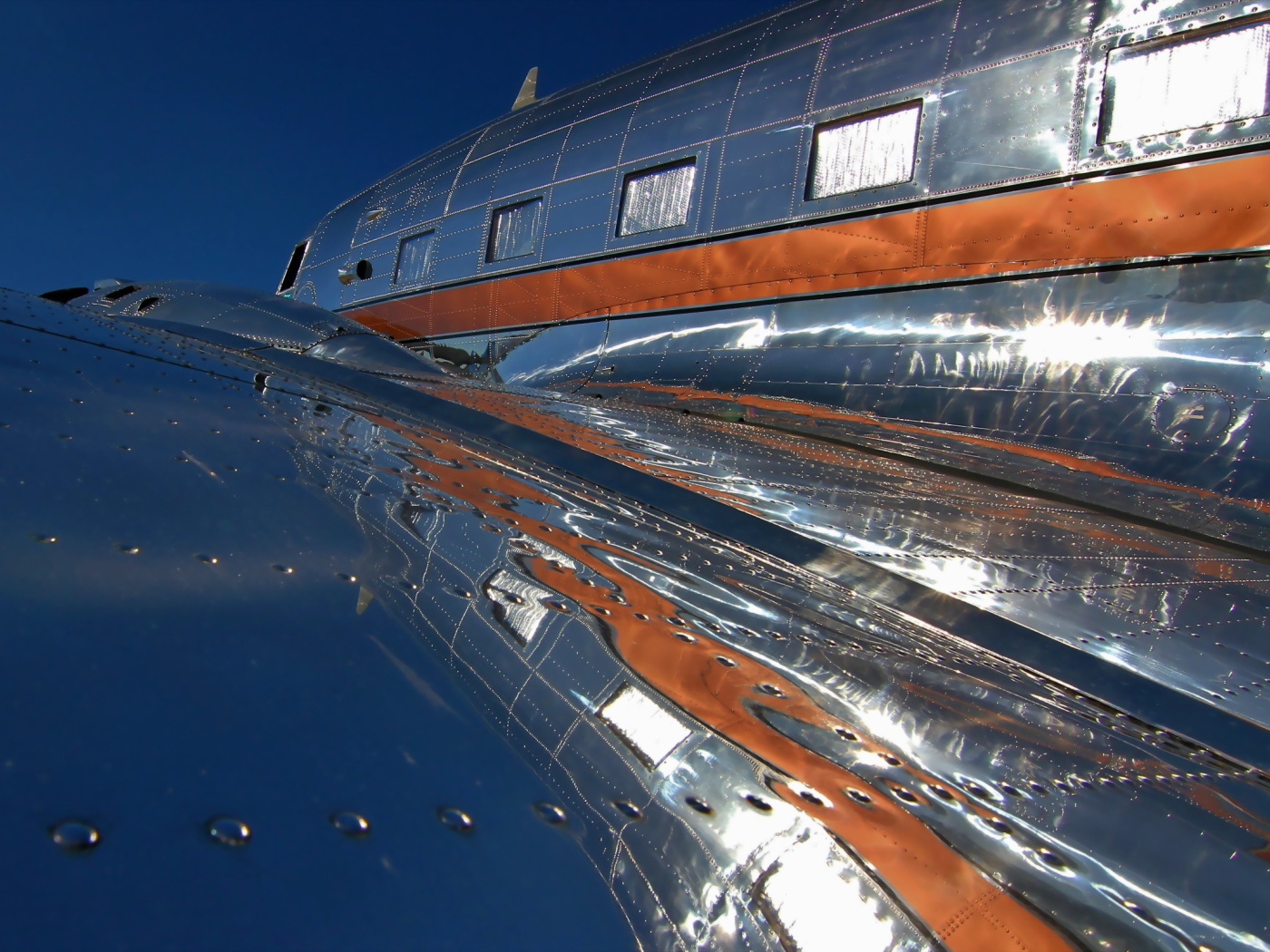 Заклепки на крыле самолета