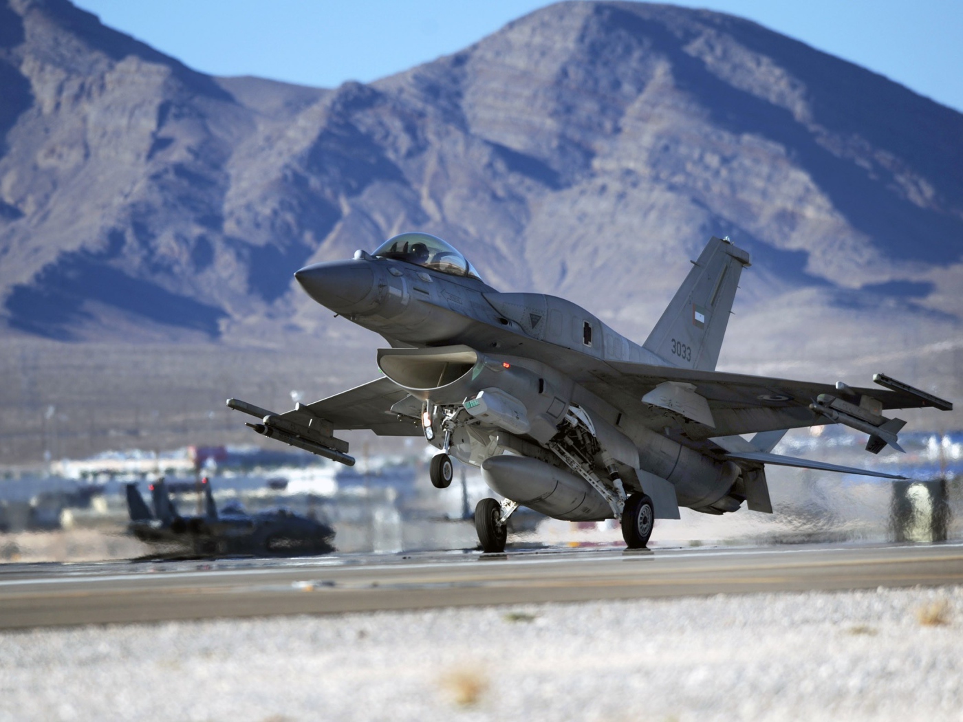 Взлет военного самолета Ф-16