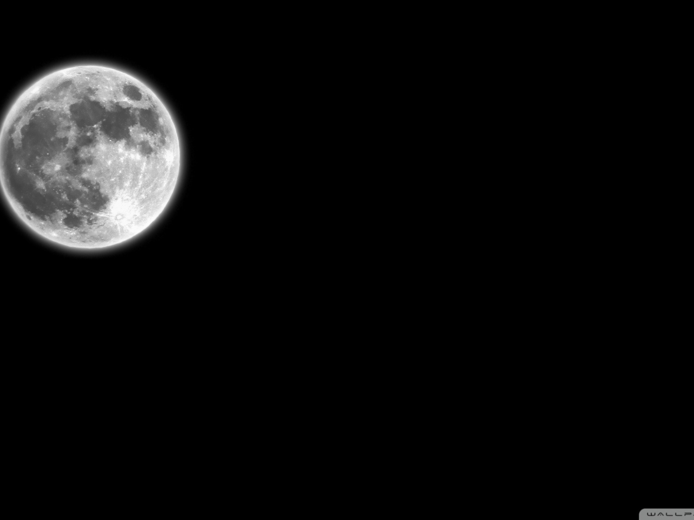 Луна на черных обоях