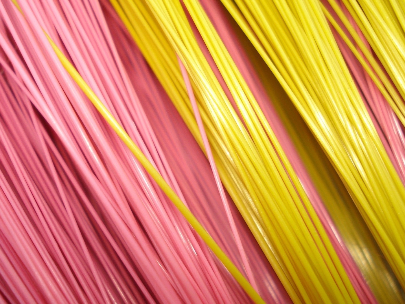 Розовые и желтые волокна