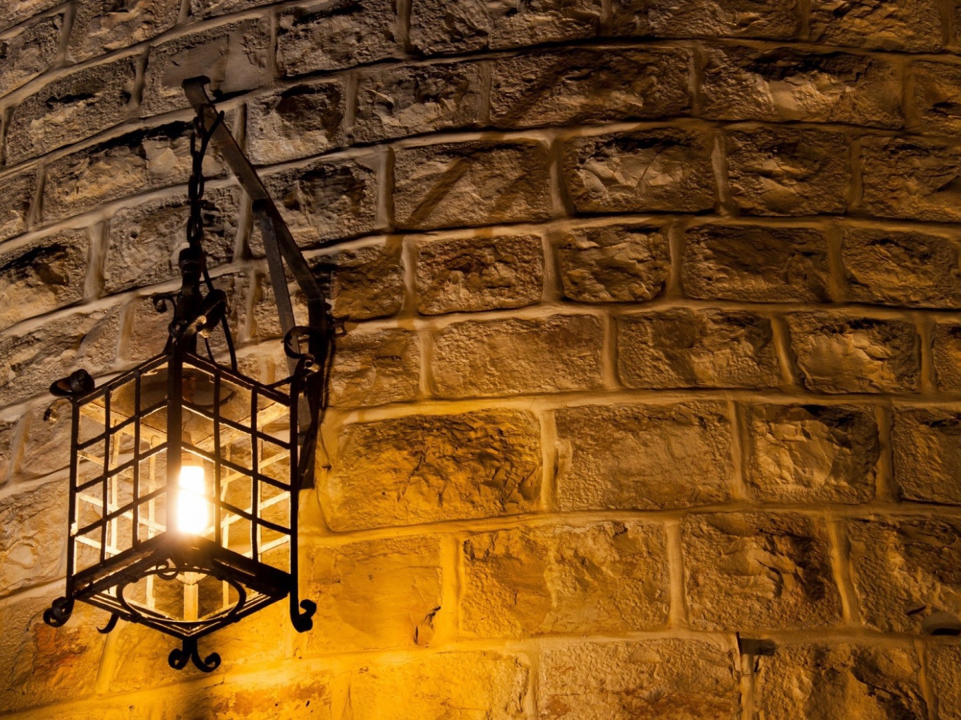 феникс стена фонарей