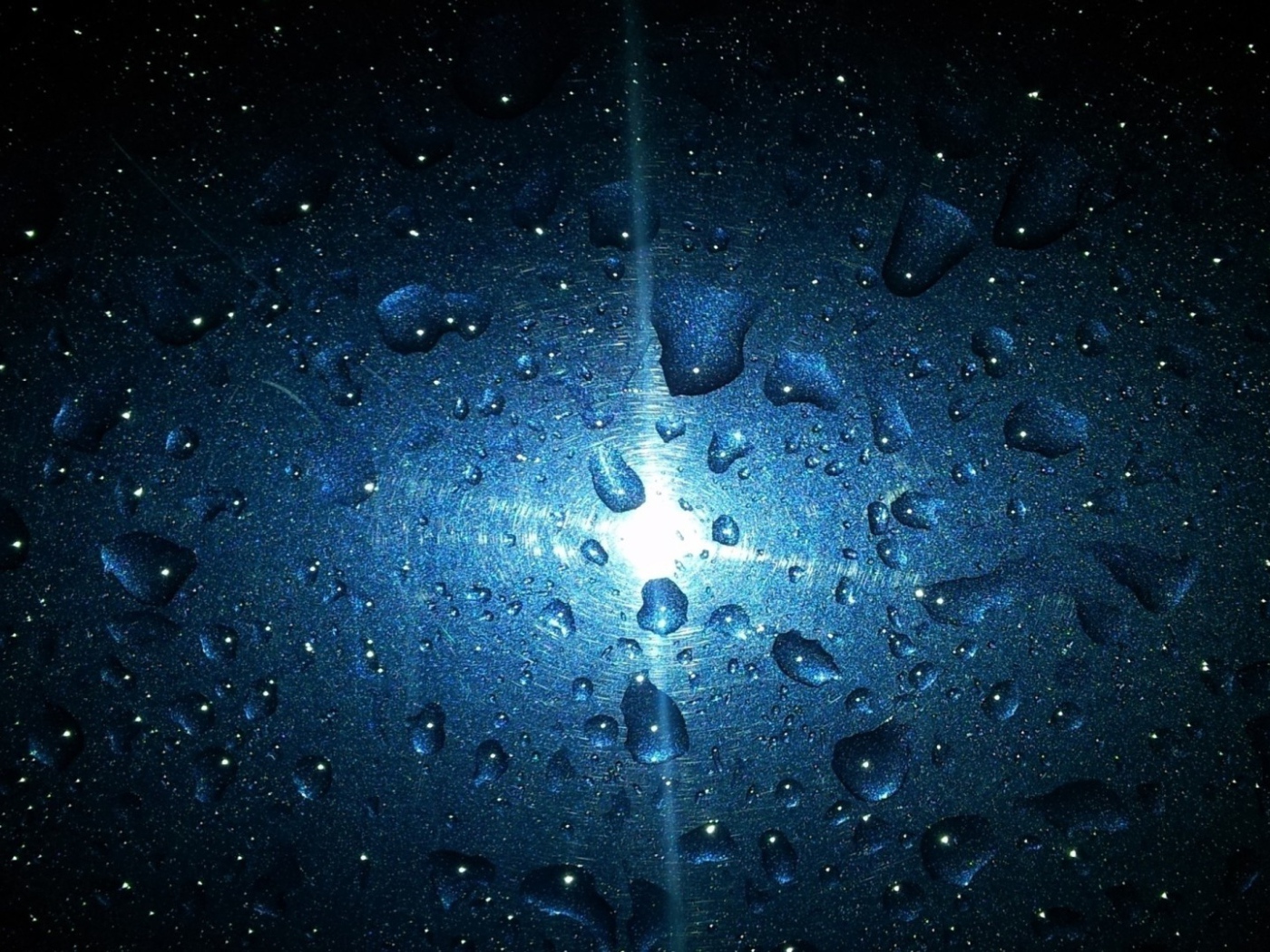 Капли воды на стекле