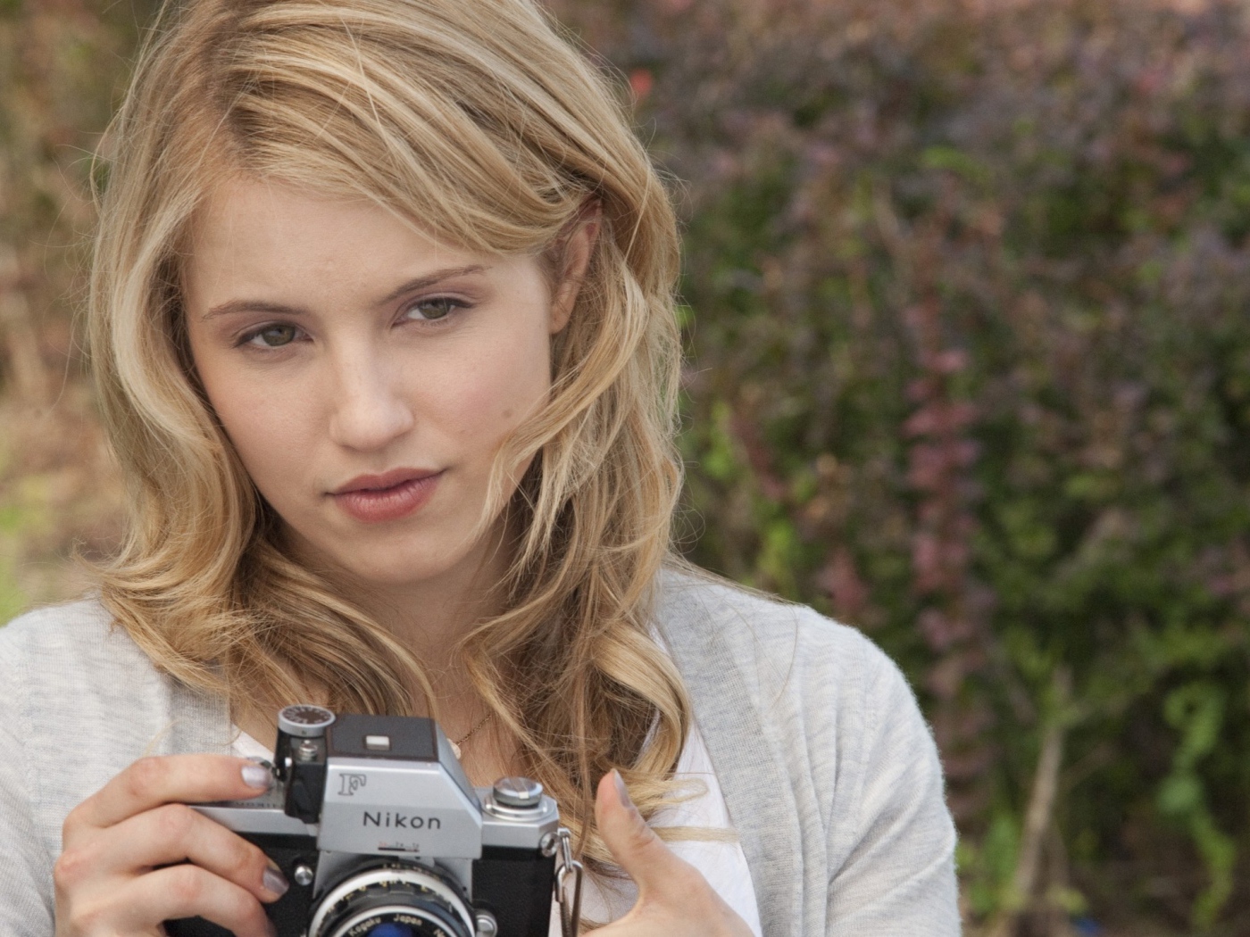 Диана с фотоаппаратом