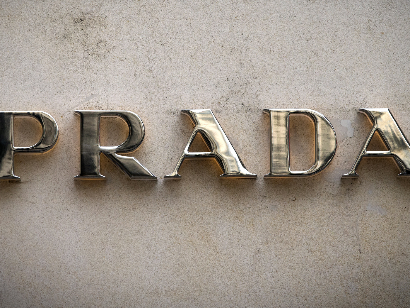 Золотые буквы Prada