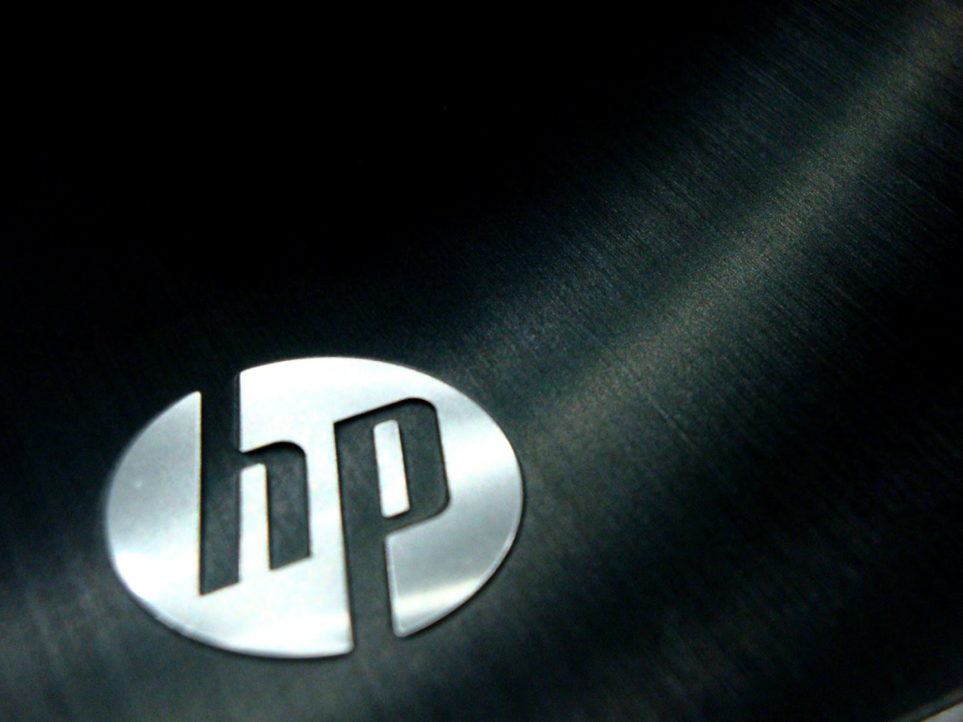 Логотип HP на металле
