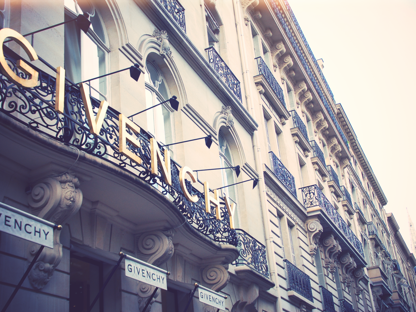 Штаб квартира компании Givenchy
