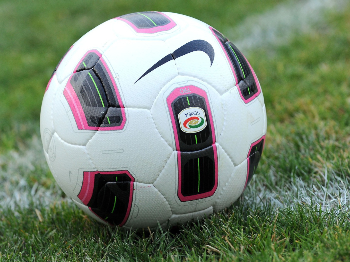 Футбольный мяч компании Nike