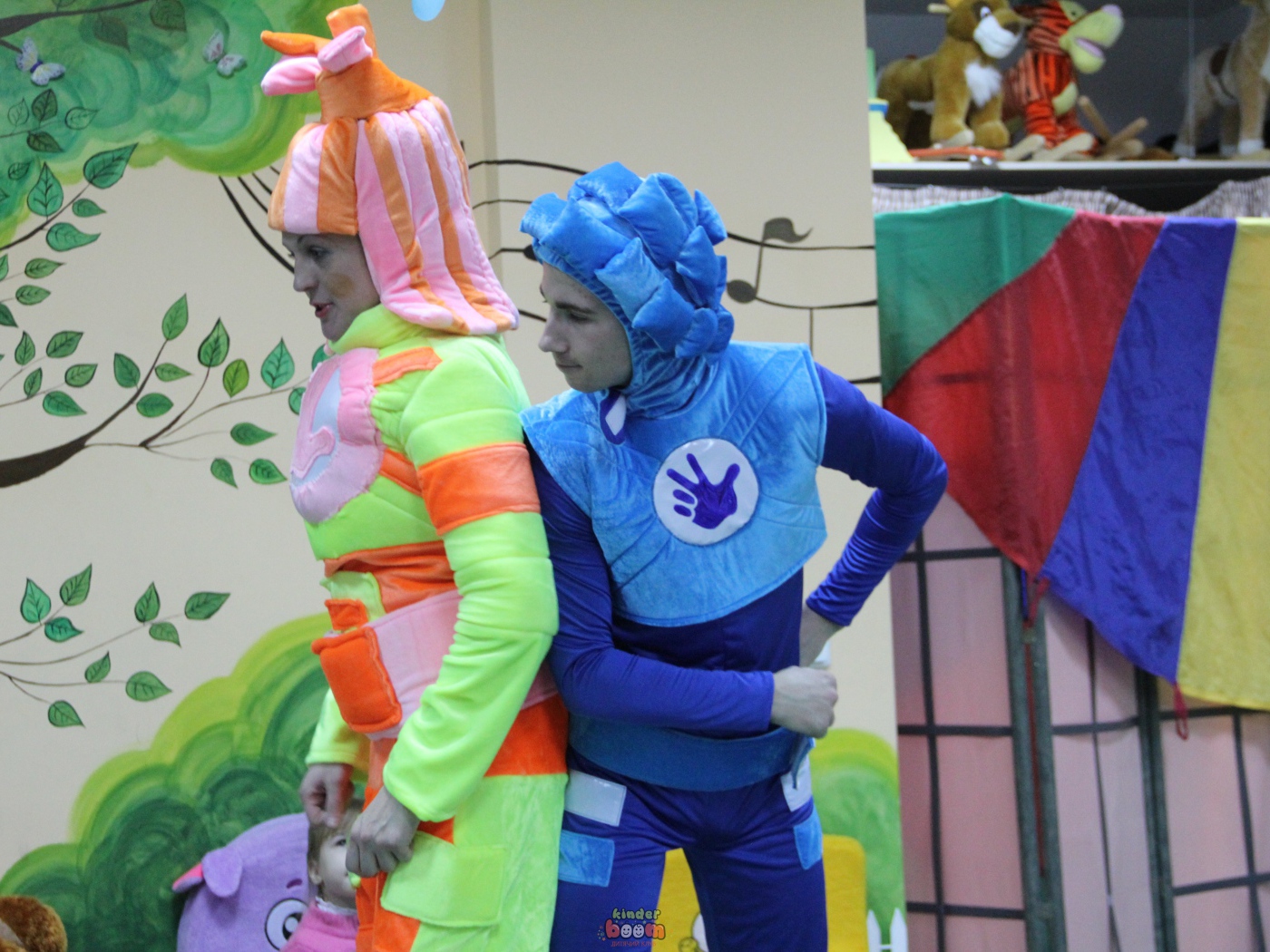 Актеры в костюмах фиксиков