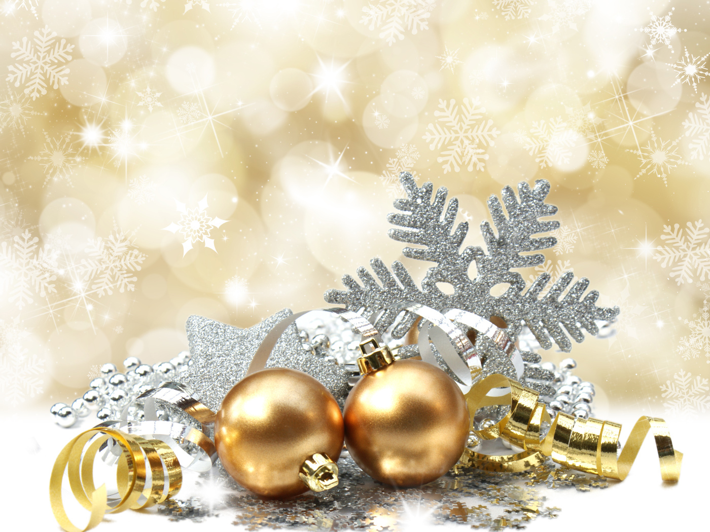 Золотые шары на рождество