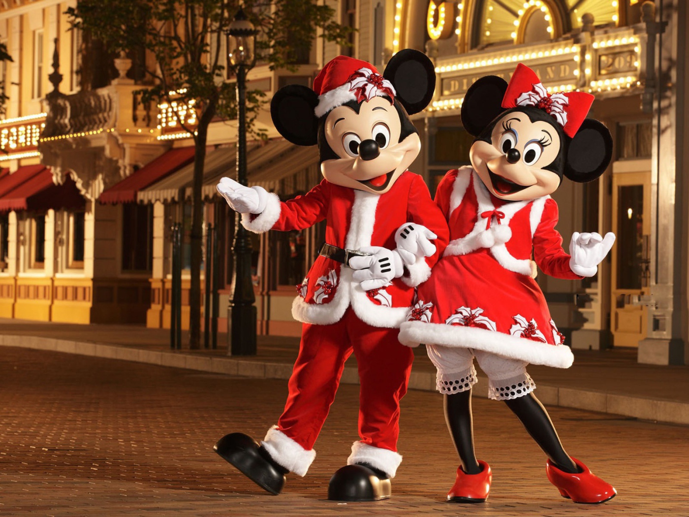 Микки Маус с подружкой