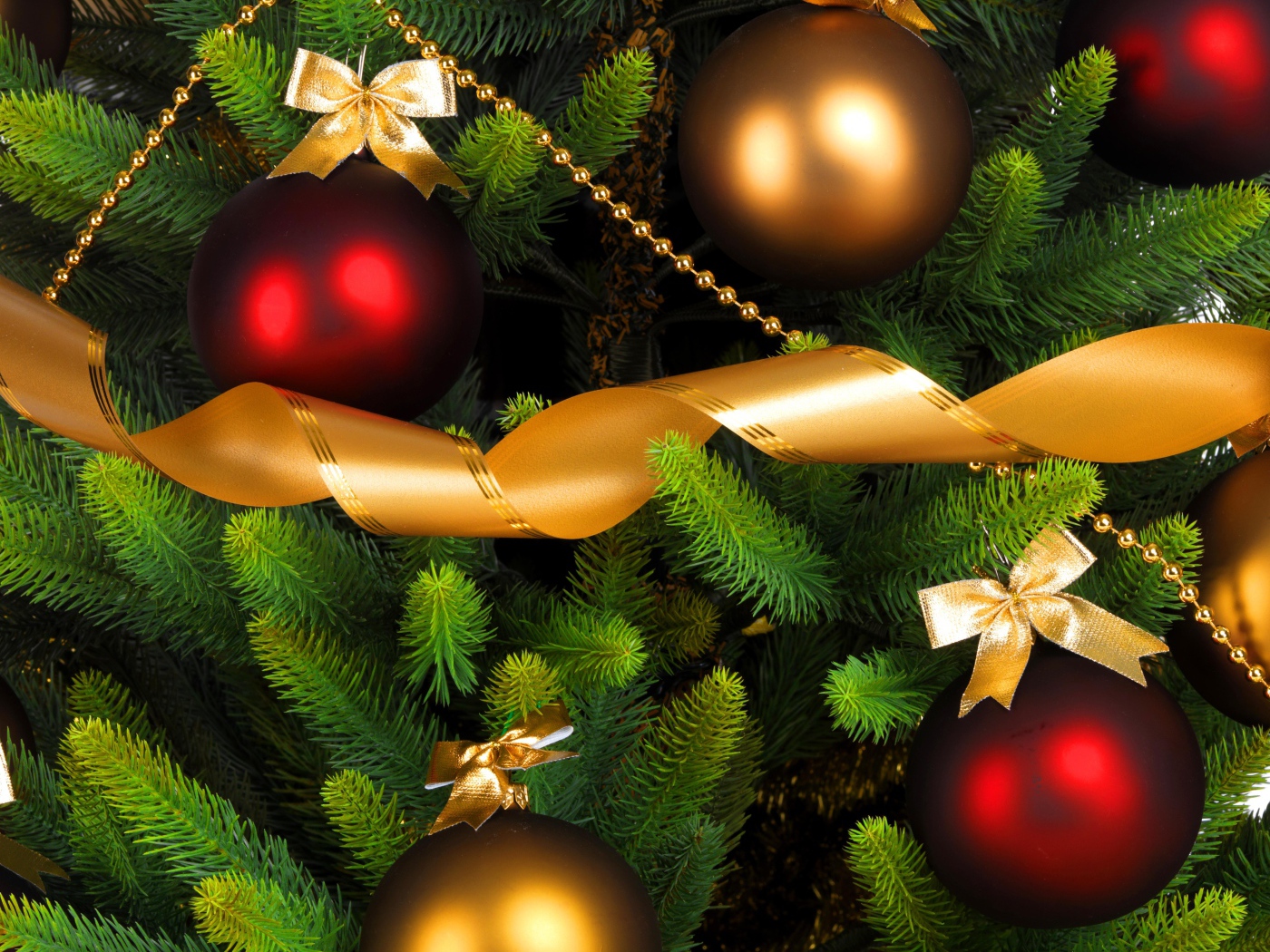 Красные шары на елке