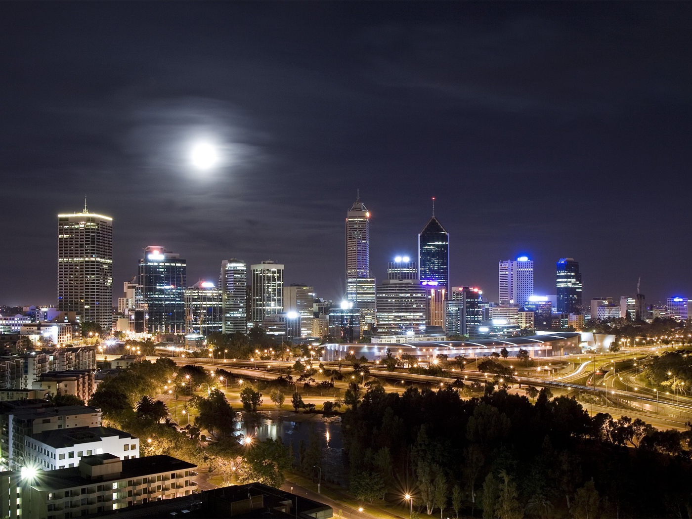 Город в Австралии лунной ночью