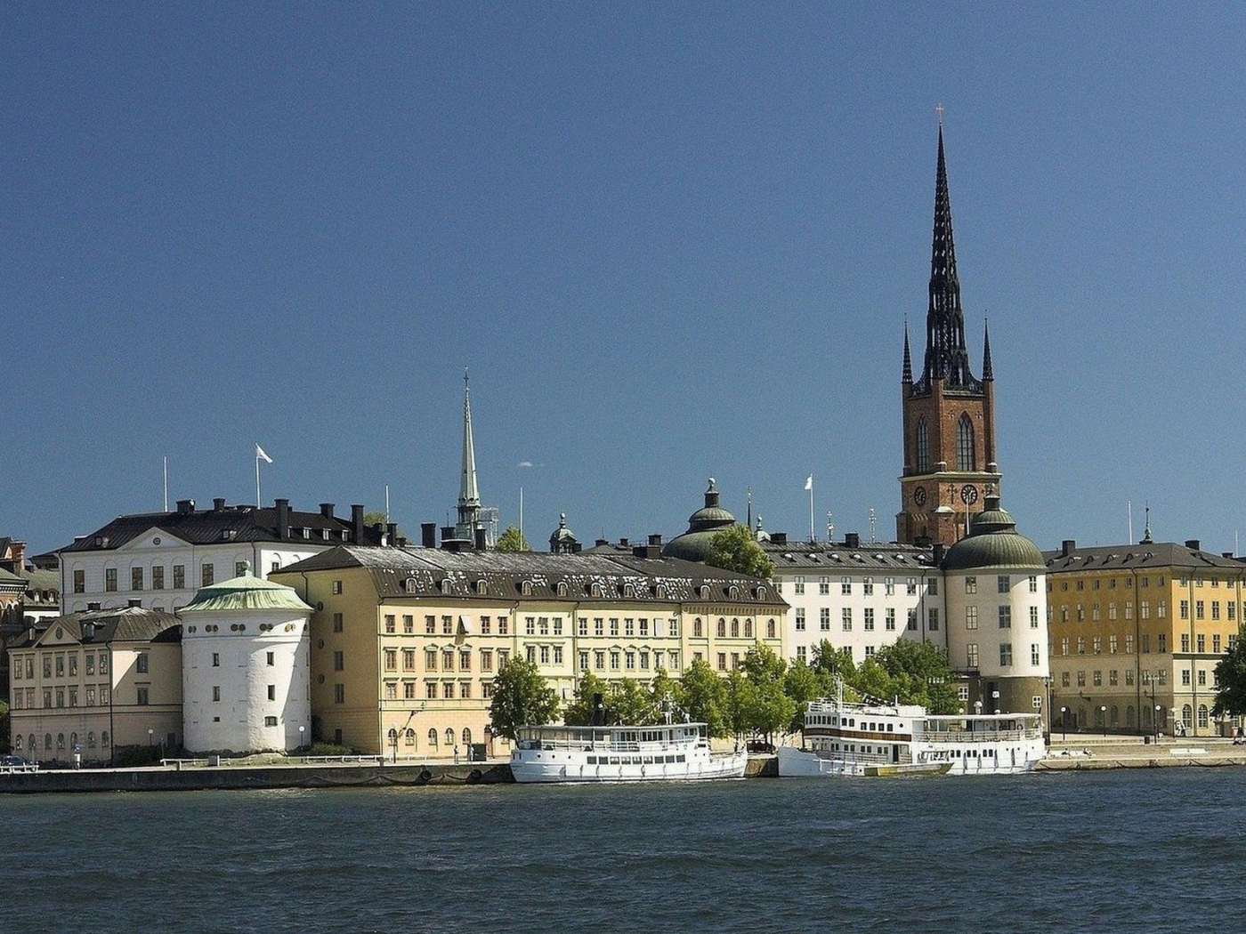 Городской пейзаж с пристанью