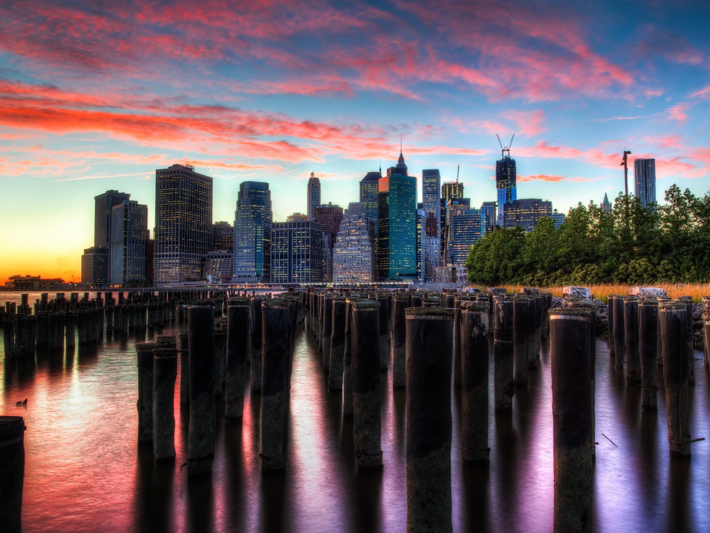 Деревянные сваи в воде