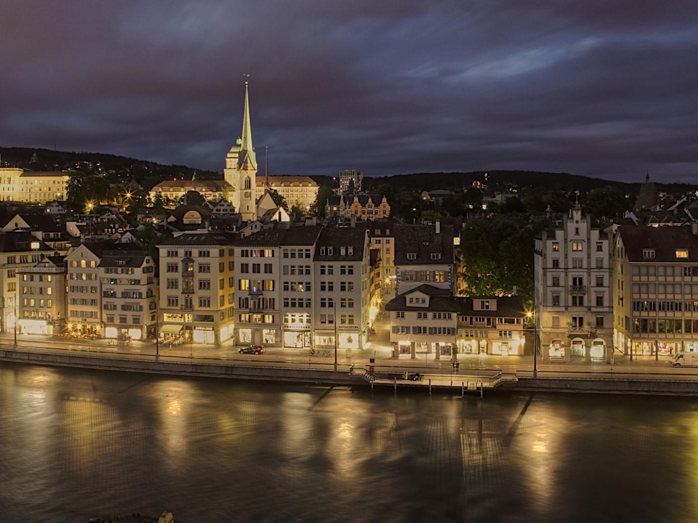 Архитектурный ансамбль на берегу реки