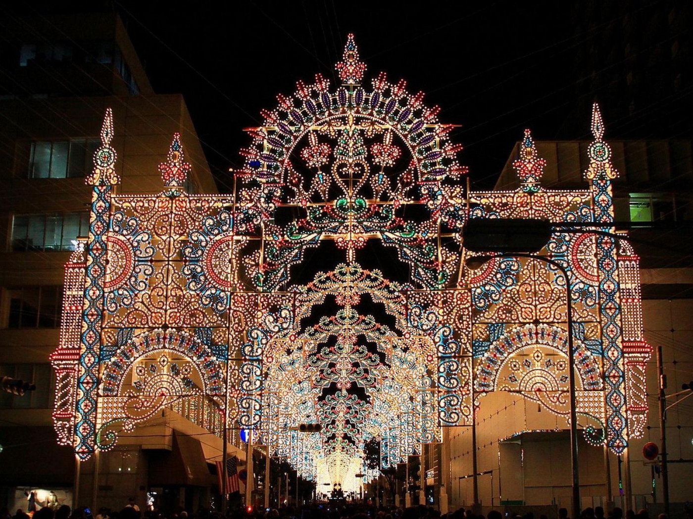 Освещение входа в костел