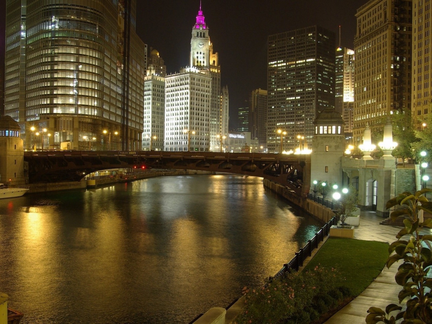 Мост через реку в городе