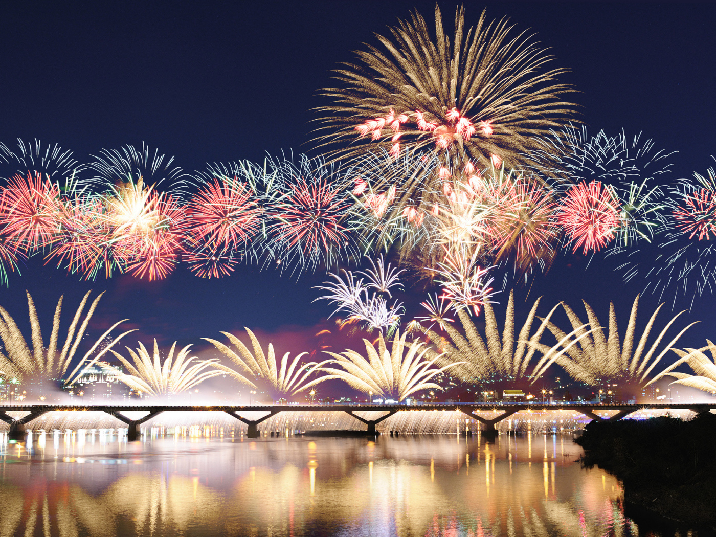 Фейерверк над мостом