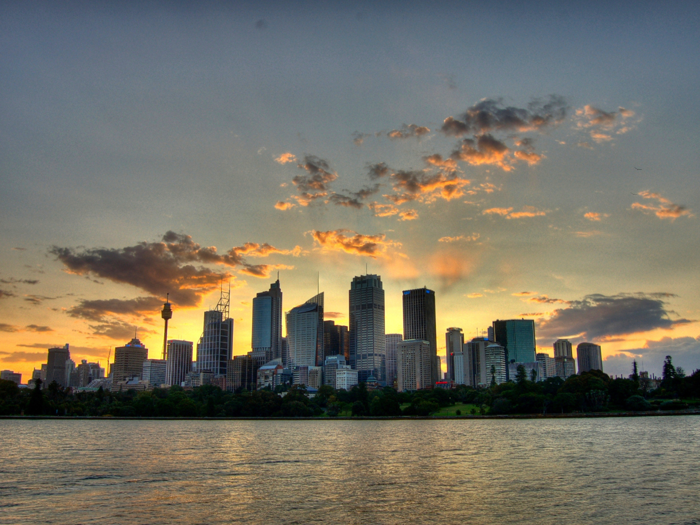 Закат за небоскребами